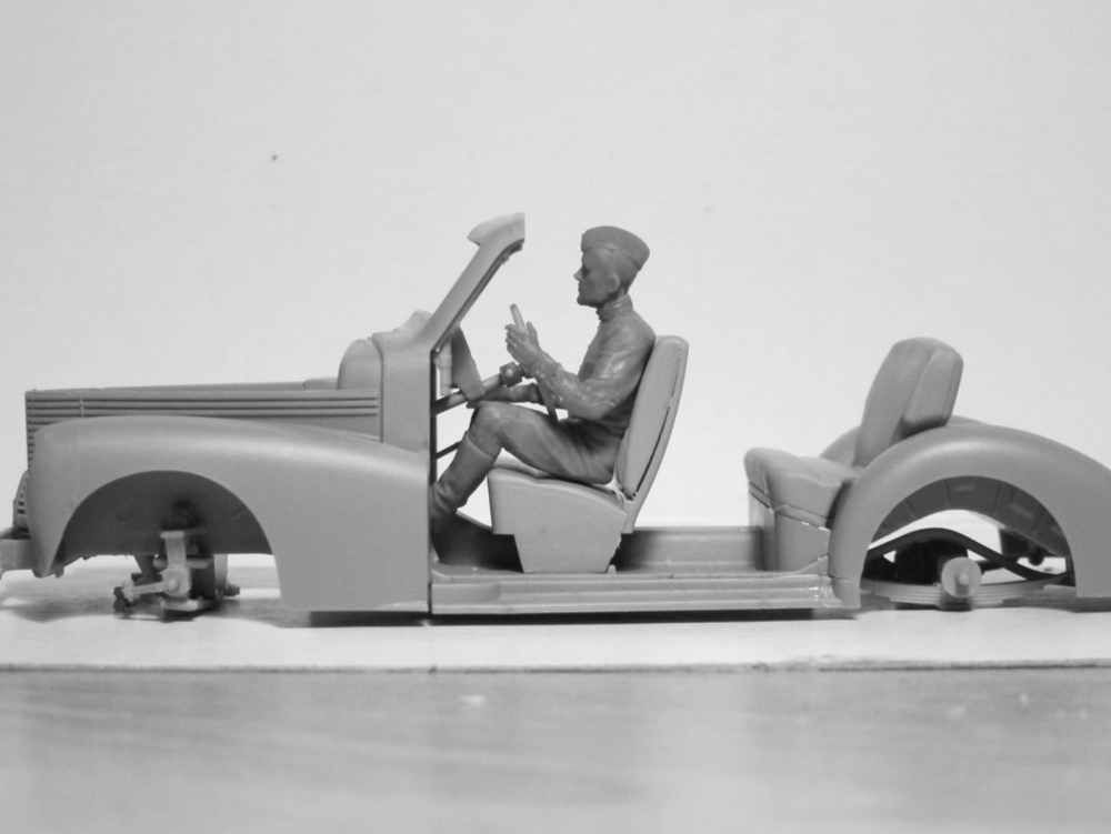 1943-1945 1:35 Figure Plastic Model Kit ICM RKKA Drivers 
